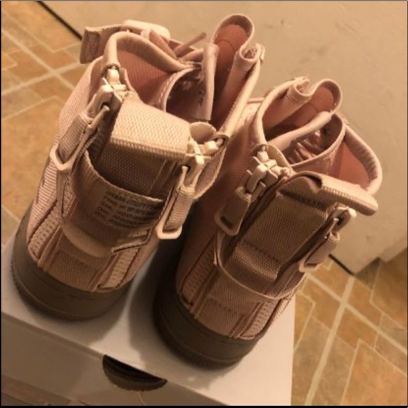 Nike Womens WMNS SF Air Force 1 Mid 'Siltstone Red'
Sneakers/Shoes Size 10 - Picture 2 of 3